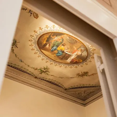 Private Parking Centro Storico: L'affresco Apartment Bologna