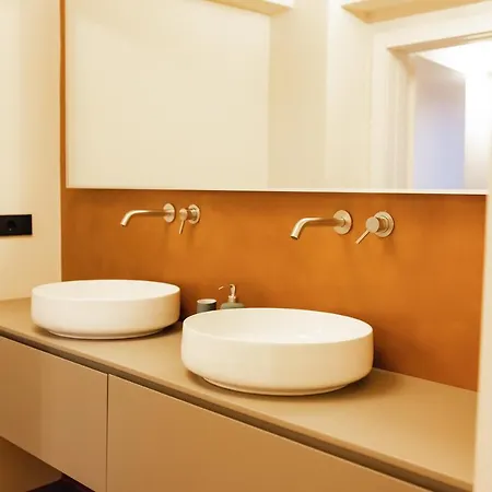 Private Parking Centro Storico: L'affresco Apartment Bologna